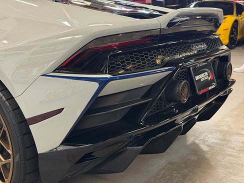Used 2021 Lamborghini Huracan EVO image 15