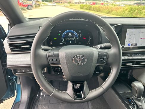 Used 2025 Toyota Camry SE w/ Convenience Package FWD image 13
