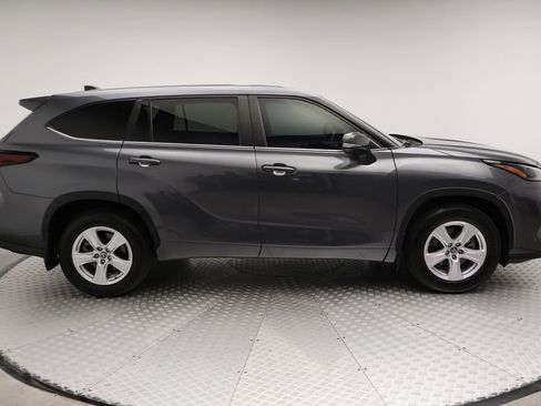 Used 2024 Toyota Highlander LE AWD/4WD image 7