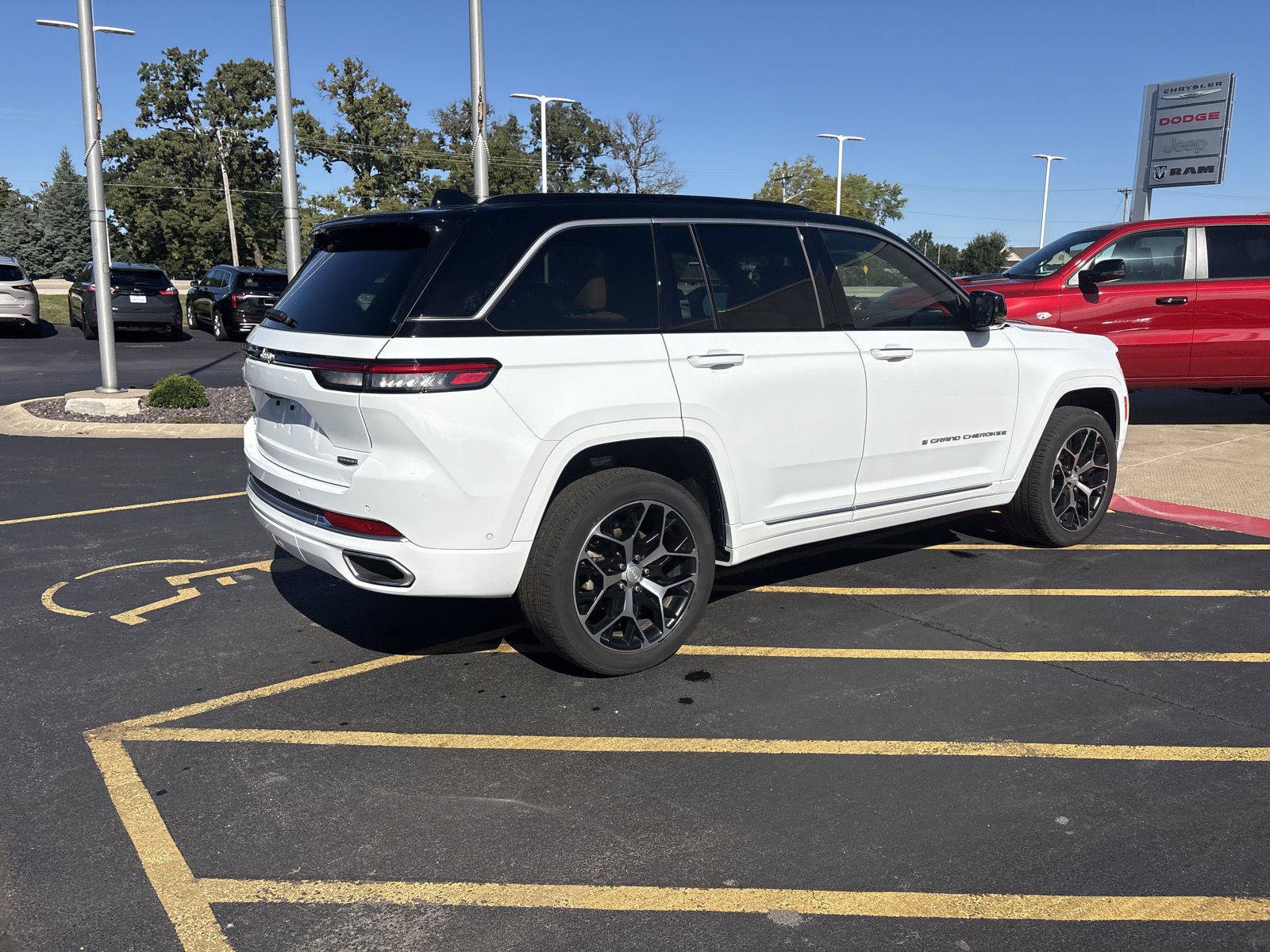Used 2025 Jeep Grand Cherokee Summit AWD/4WD image 5