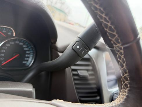 Used 2018 Chevrolet Suburban LT image 25