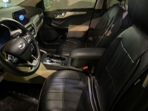 Used 2020 Ford Escape SE image 18