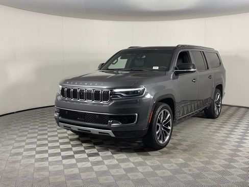 Used 2023 Jeep Wagoneer L Series III w/ Premium Group I RWD image 3