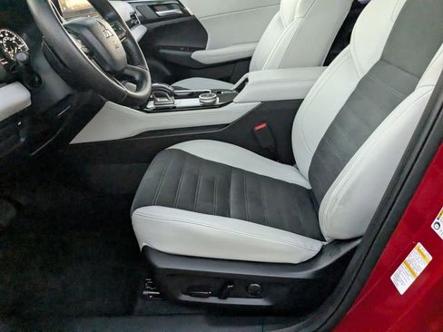 Used 2025 Mitsubishi Outlander SE image 11