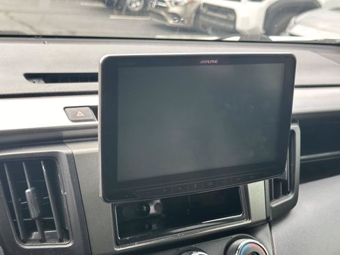 Used 2018 Toyota RAV4 LE FWD image 10