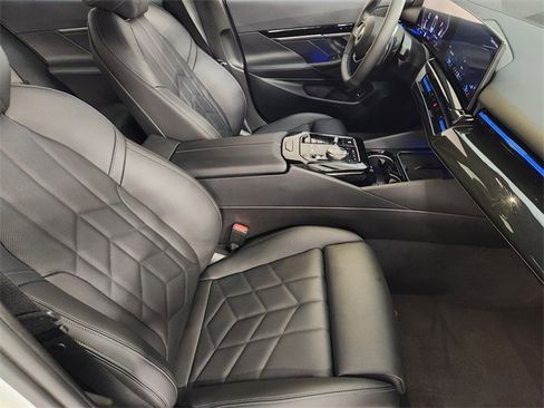 Used 2024 BMW 530i image 3