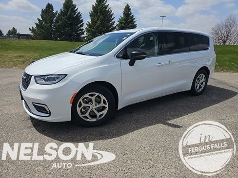 Used 2024 Chrysler Pacifica Limited FWD image 1