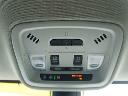 Used 2020 Chevrolet Traverse LT w/ LT Premium Package image 18