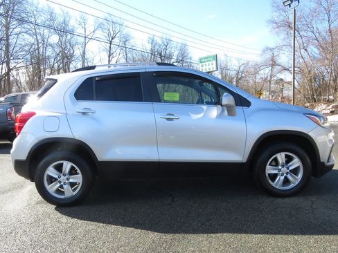 Used 2017 Chevrolet Trax LT w/ LT Convenience Package image 4