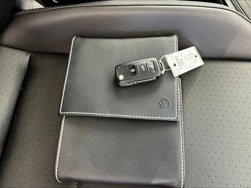 Used 2018 Volkswagen Tiguan SE w/ Panoramic Sunroof Package image 11