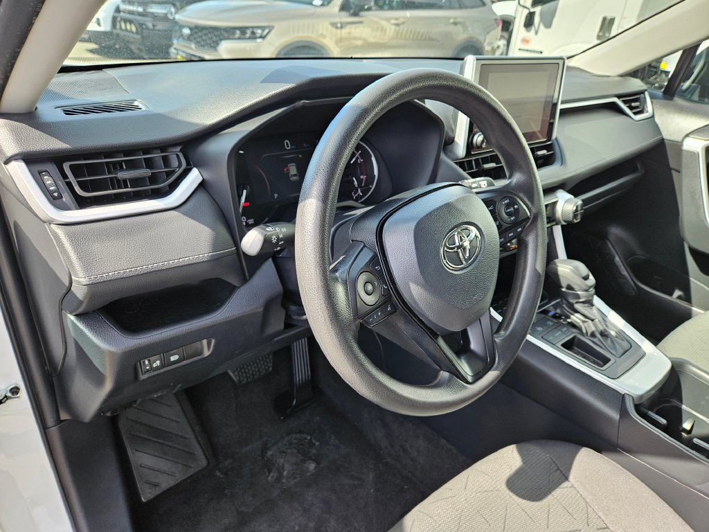 Used 2024 Toyota RAV4 XLE FWD image 20