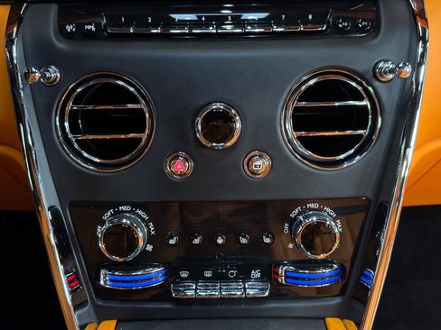 Used 2025 Rolls-Royce Cullinan AWD/4WD image 19