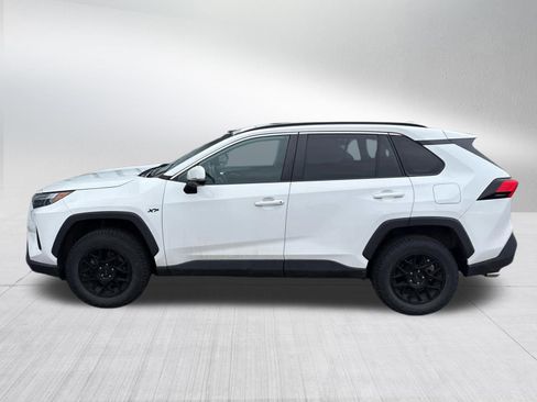 Used 2022 Toyota RAV4 XLE w/ Convenience Package FWD image 3