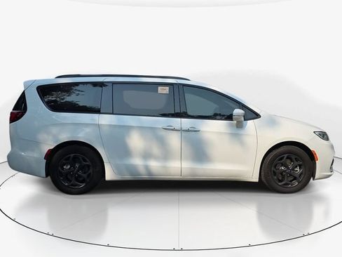 Used 2021 Chrysler Pacifica Limited w/ Uconnect Theater Family Group FWD image 4