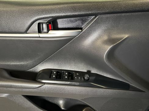 Used 2019 Toyota Camry SE FWD image 19