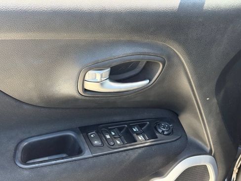 Used 2020 Jeep Renegade Latitude w/ Cold Weather Group AWD/4WD image 6