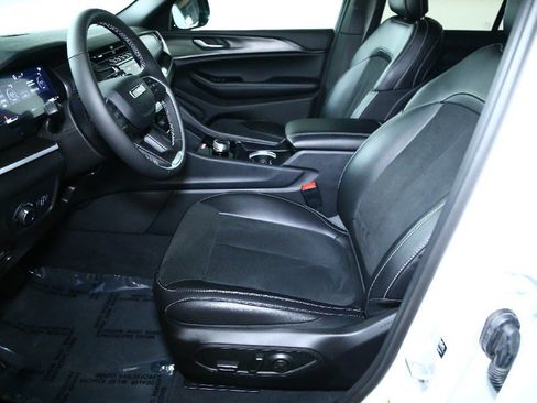 Used 2025 Jeep Grand Cherokee Altitude image 18