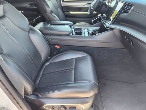 Used 2025 Jeep Wagoneer 4WD image 14