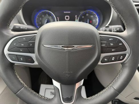 Used 2023 Chrysler Pacifica Touring-L image 15