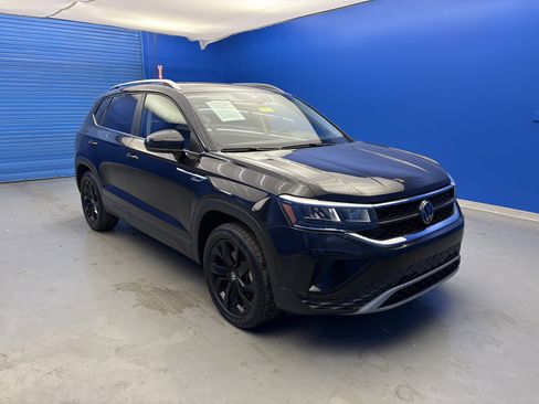 Used 2023 Volkswagen Taos SE w/ Panoramic Sunroof Package image 2