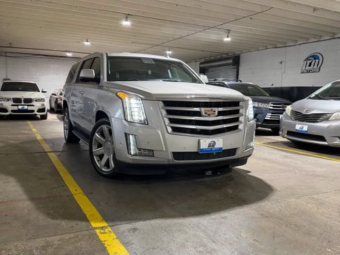 Used 2017 Cadillac Escalade ESV Luxury AWD/4WD image 6
