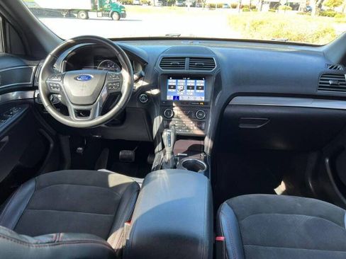 Used 2018 Ford Explorer XLT w/ Equipment Group 202A FWD image 4