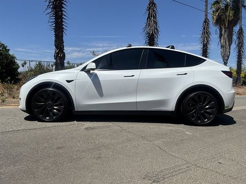 Used 2023 Tesla Model Y Performance AWD/4WD image 3