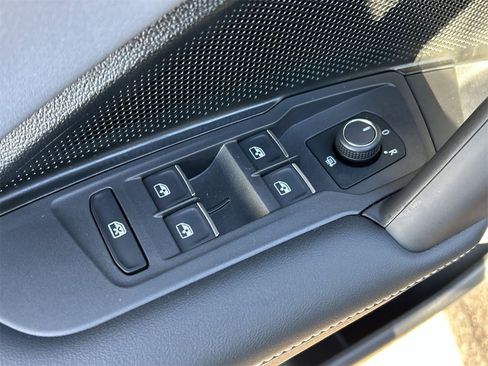 New 2026 Volkswagen Tiguan SE image 17