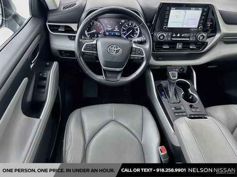 Used 2022 Toyota Highlander XLE AWD/4WD image 22