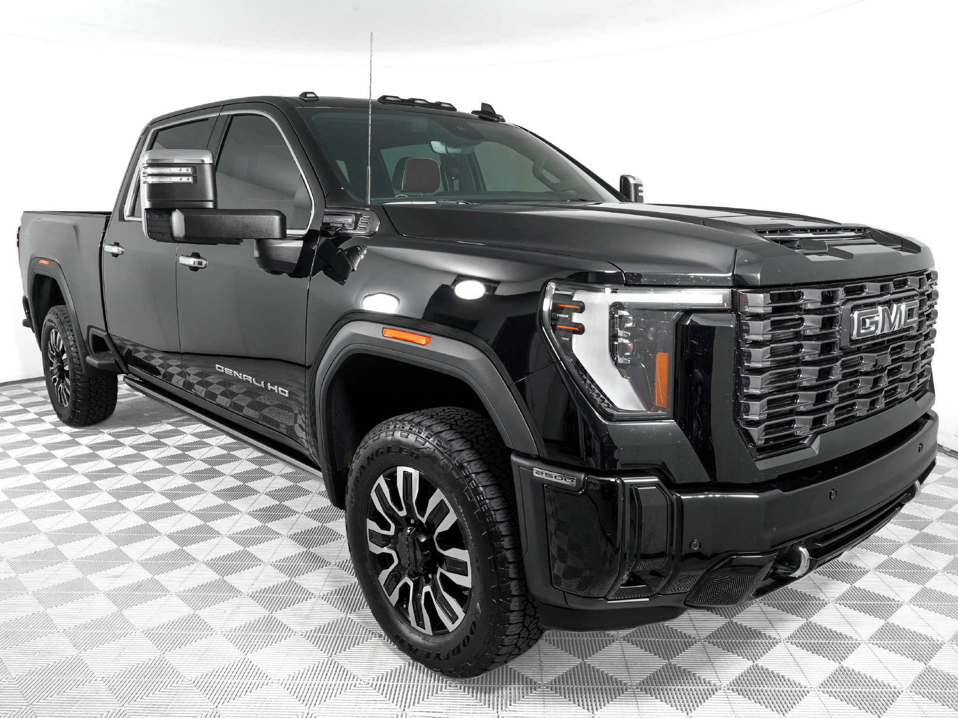 Used 2026 GMC Sierra 2500 Denali Ultimate AWD/4WD image 3