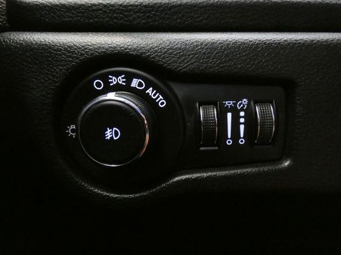 Used 2023 Chrysler Pacifica Touring FWD image 17