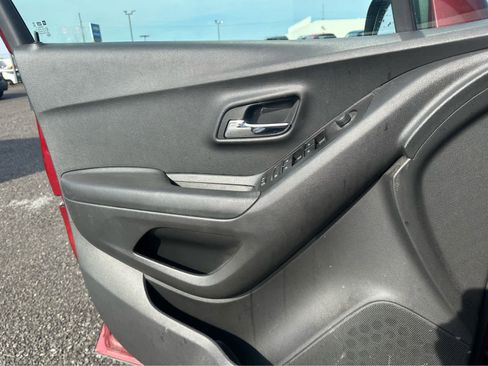 Used 2022 Chevrolet Trax LT w/ LT Convenience Package image 17