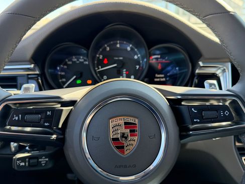 Certified 2025 Porsche Macan image 33