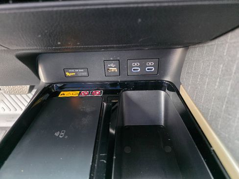 Used 2025 Toyota Camry XLE image 25