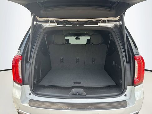 Used 2024 GMC Yukon XL SLT w/ SLT Luxury Package image 28