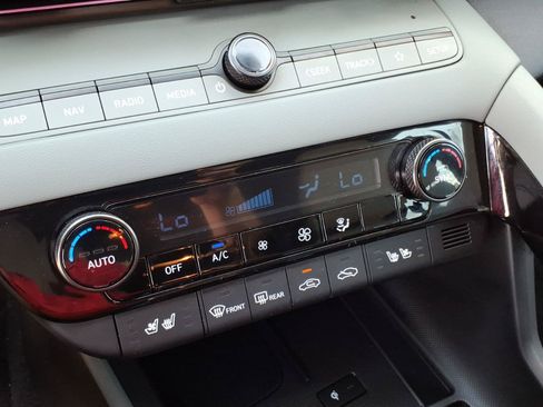 Certified 2025 Hyundai Elantra Limited FWD image 23