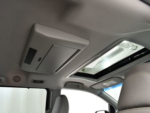 Used 2017 Toyota Sienna XLE Premium image 18