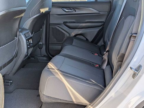 Used 2024 Jeep Grand Cherokee Laredo X image 19