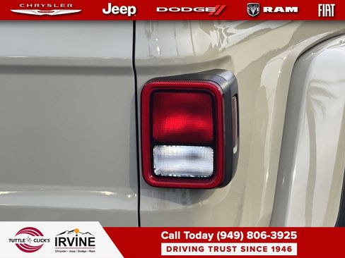 Certified 2022 Jeep Gladiator Mojave w/ Cold Weather Group image 9
