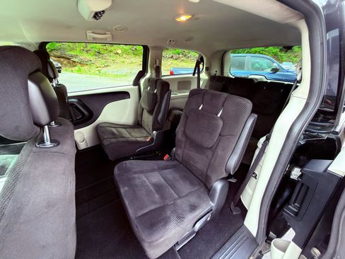 Used 2016 Dodge Grand Caravan SXT w/ UConnect Hands-Free Group FWD image 17