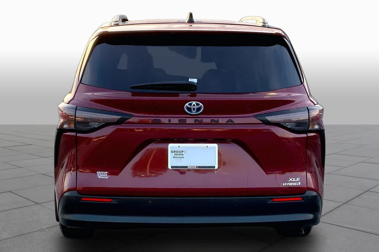 Used 2024 Toyota Sienna XLE FWD image 5