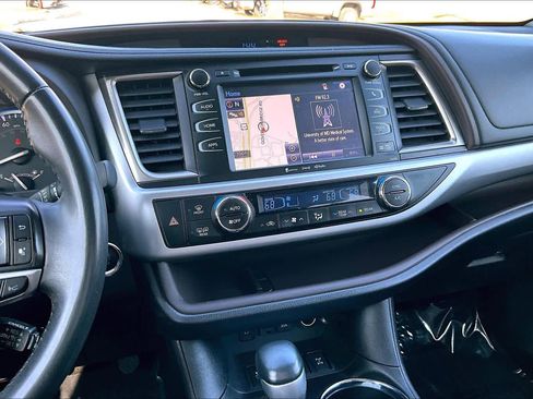 Used 2019 Toyota Highlander XLE image 6