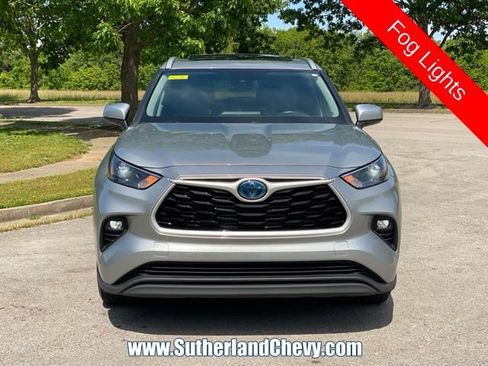 Used 2024 Toyota Highlander XLE AWD/4WD image 2