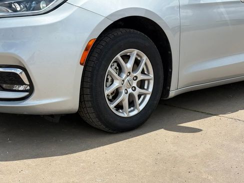 Used 2023 Chrysler Pacifica Touring-L FWD image 9