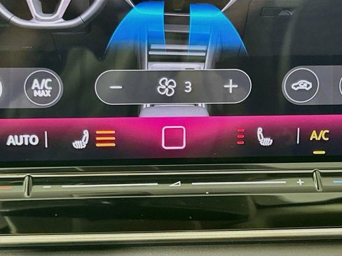 Used 2025 Volkswagen Tiguan SE AWD/4WD image 19