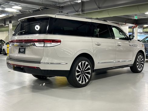 Used 2022 Lincoln Navigator L Reserve AWD/4WD image 2