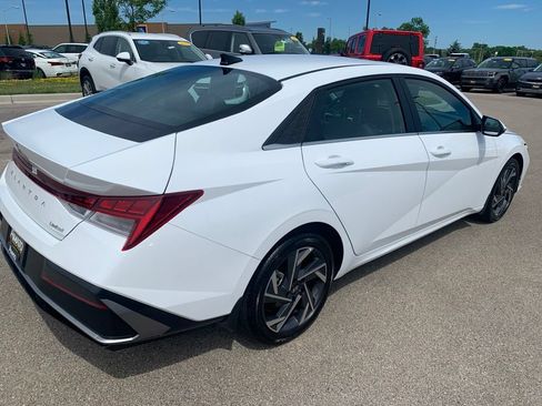 Certified 2025 Hyundai Elantra Limited FWD image 5