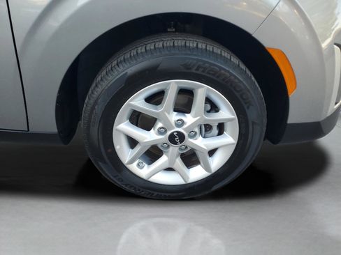 Certified 2025 Kia Soul LX w/ LX Technology Package FWD image 28