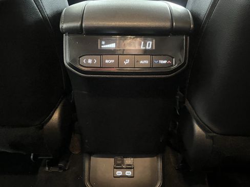 Used 2024 Toyota Highlander XLE FWD image 29