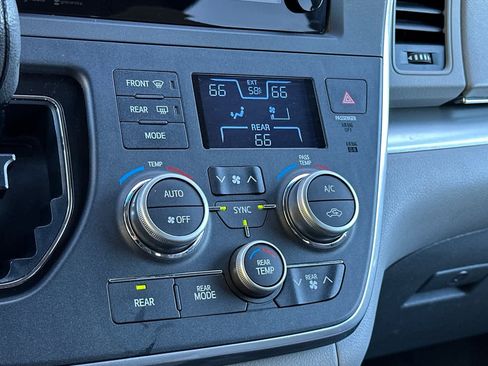 Used 2015 Toyota Sienna LE image 22